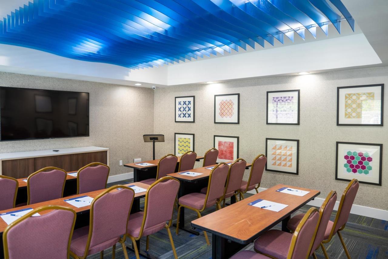 Express & - Forest, An Ihg 3* Lake Forest